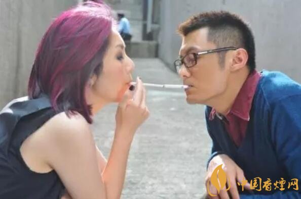 香煙夾耳朵上是怎么來的，耳夾煙是男人的專利